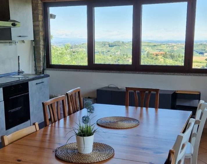 la grande sala da pranzo con vista nell'appartamento panorama